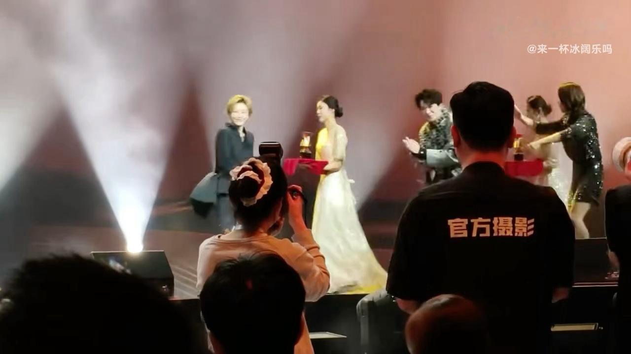 孙悦看到刘雨昕黄子弘凡天塌了孙悦看到刘雨昕黄子弘凡拿奖杯的反应颁奖现场趣味一幕！