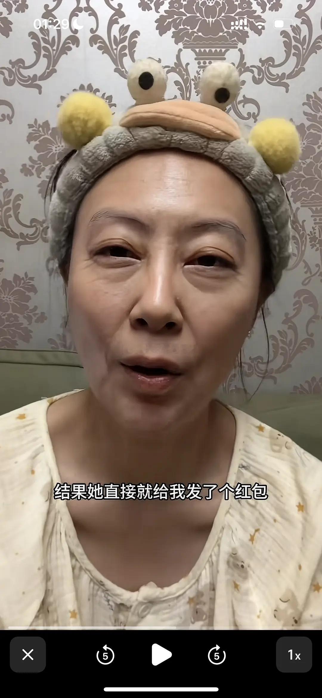 景甜真的好爱给工作人员发🧧就算是工作中很久没有交集的工作人员，看对方朋友圈在救