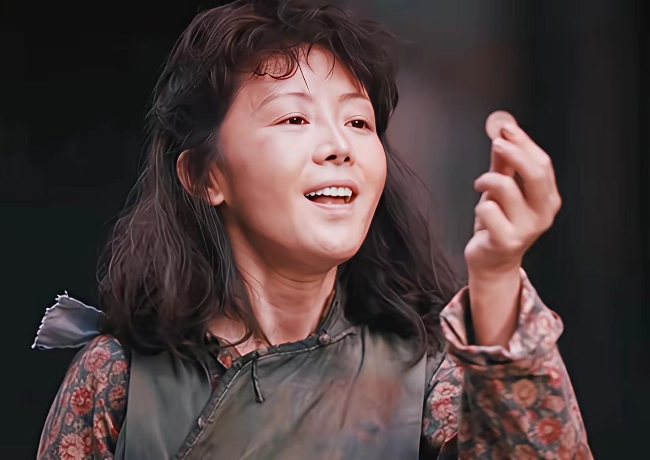 《灼灼韶华》周燕最终沦为了一个乞丐，还在垃圾桶里找东西吃，当二妞给她扔了两个铜板