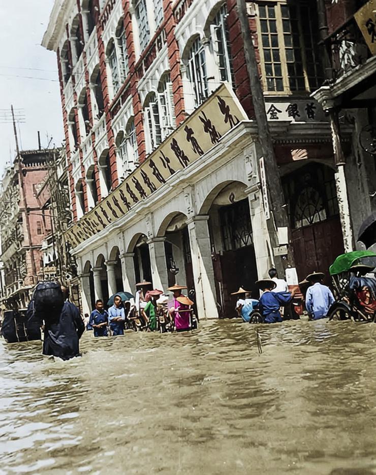 这是1915年广州长堤水浸的惨痛现场照，原本繁华的商业区已沦为泽国，浑浊的洪水漫