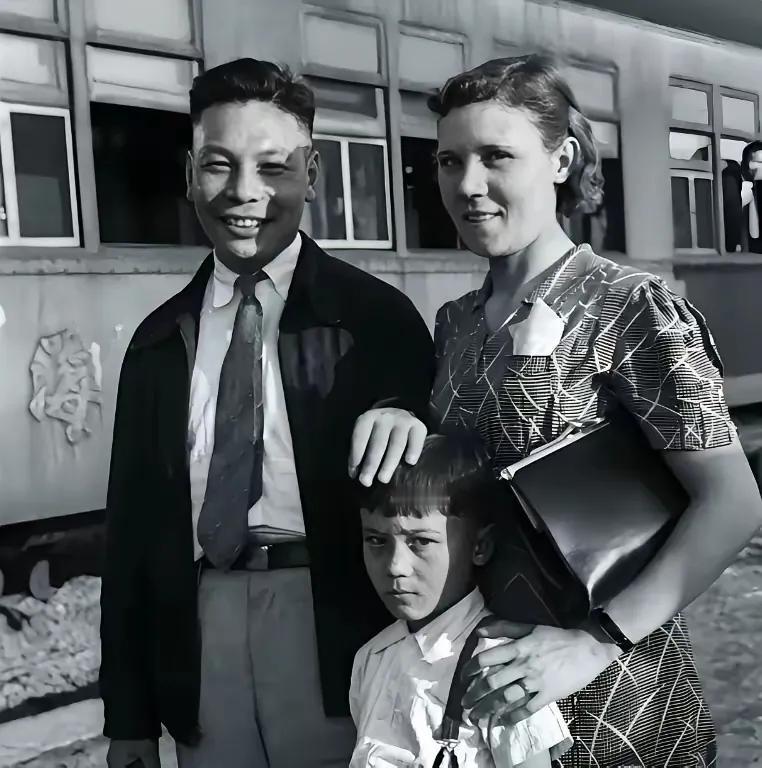 蒋经国在莫斯科留学，和冯玉祥女儿冯弗能谈恋爱，并发生关系，冯弗能是他的初恋。但他