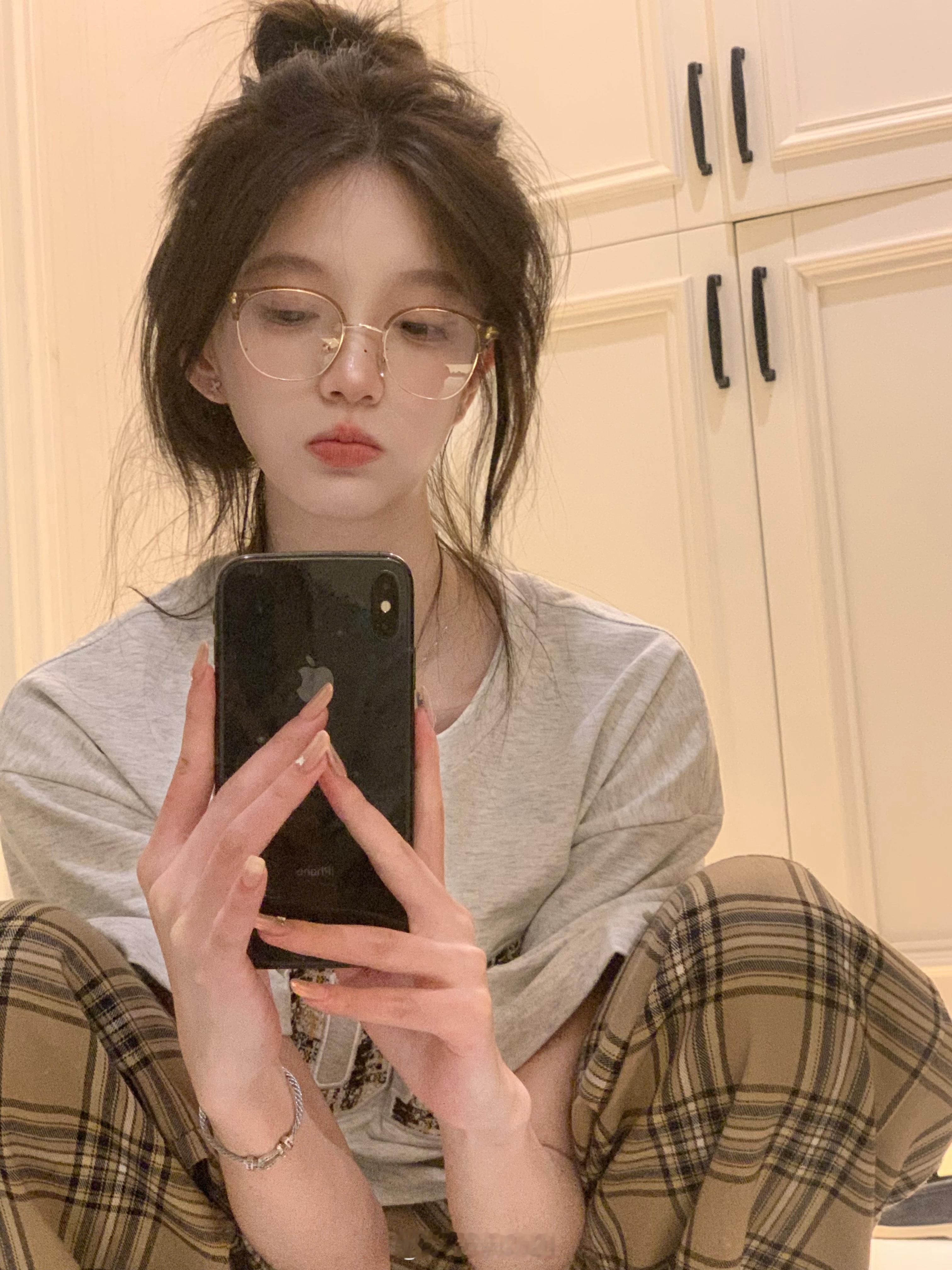 秀新美甲的最好方式是对镜拍 ​​​