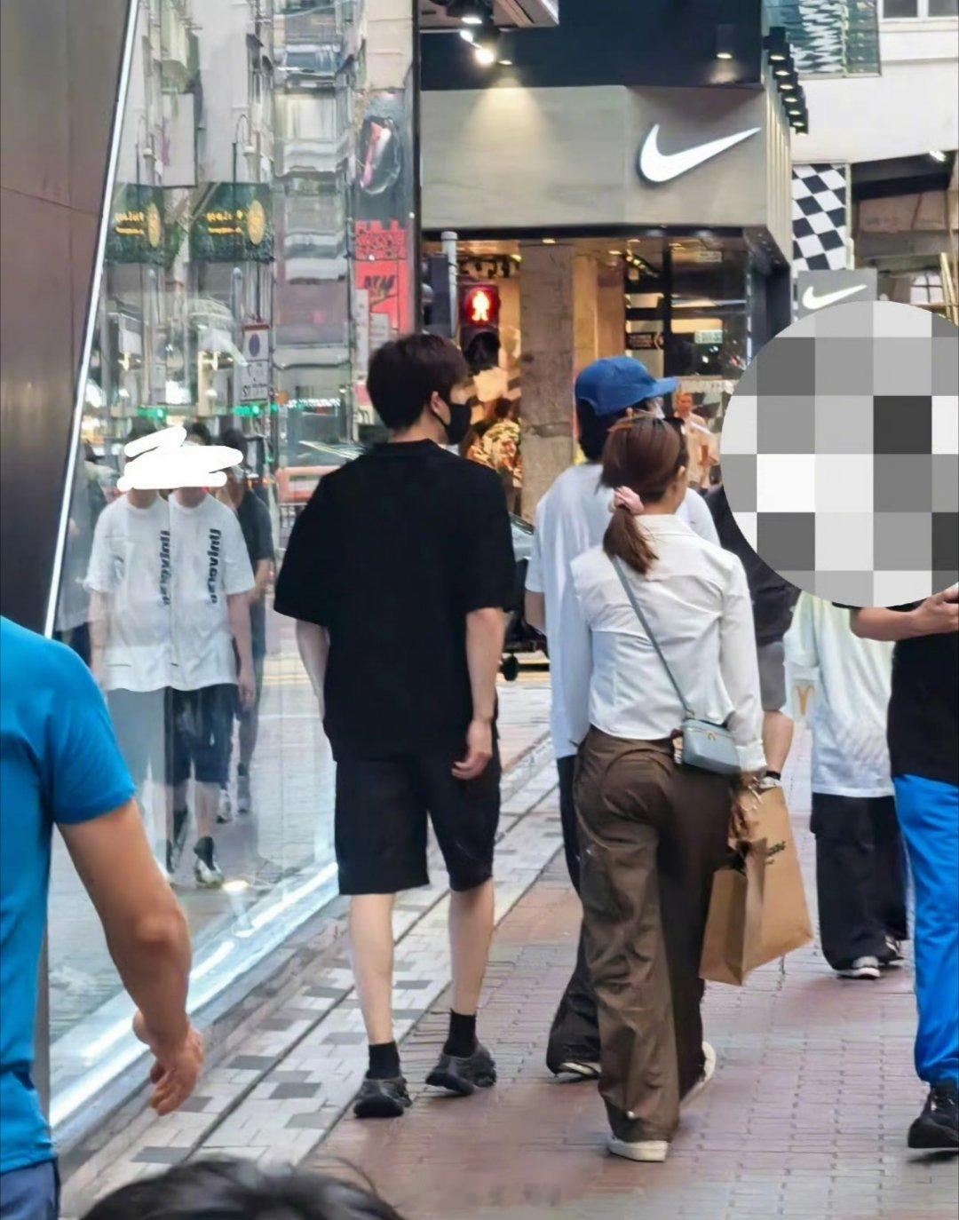 有路人在香港逛街的时候，抬头偶遇到王安宇了，从背影就能够一眼看出来这是王安宇啊，