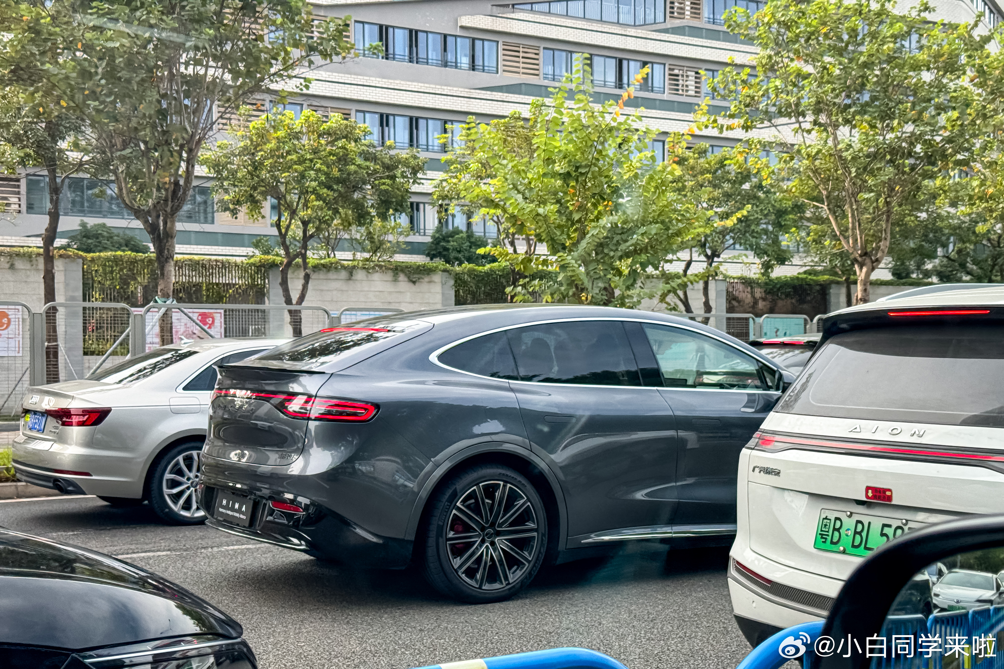 深圳路上已经能看到智界 R7 提车用户了，气场确实挺足的。#新能源汽车##大v聊