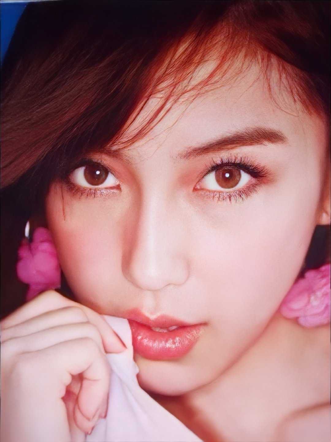 angelababy angelababy 人群自动退成布景，像被风吹散的铅笔画