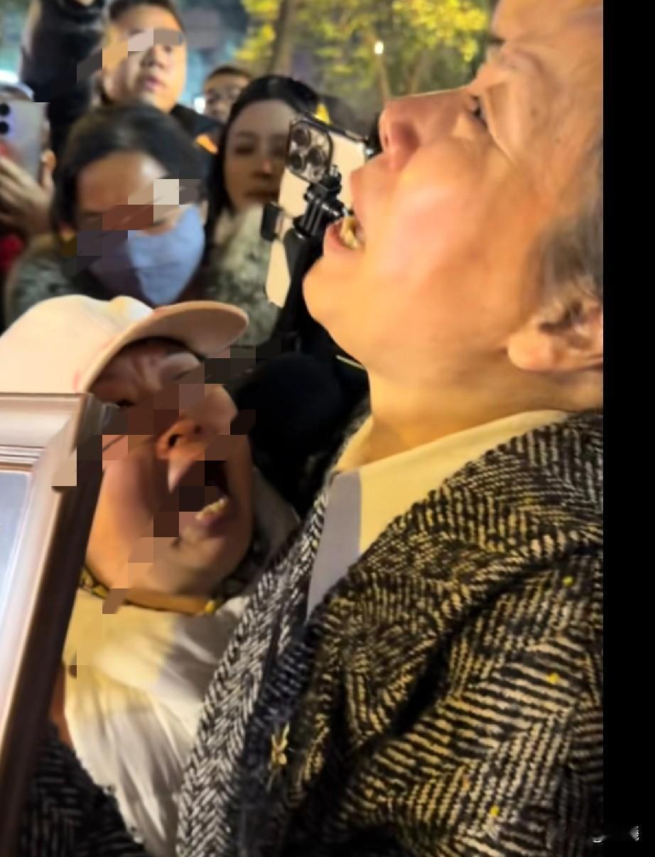 紫雅遇害让人心疼，法庭门外，这个坚强的母亲一次次呐喊，“我的女儿在自己家里被杀，