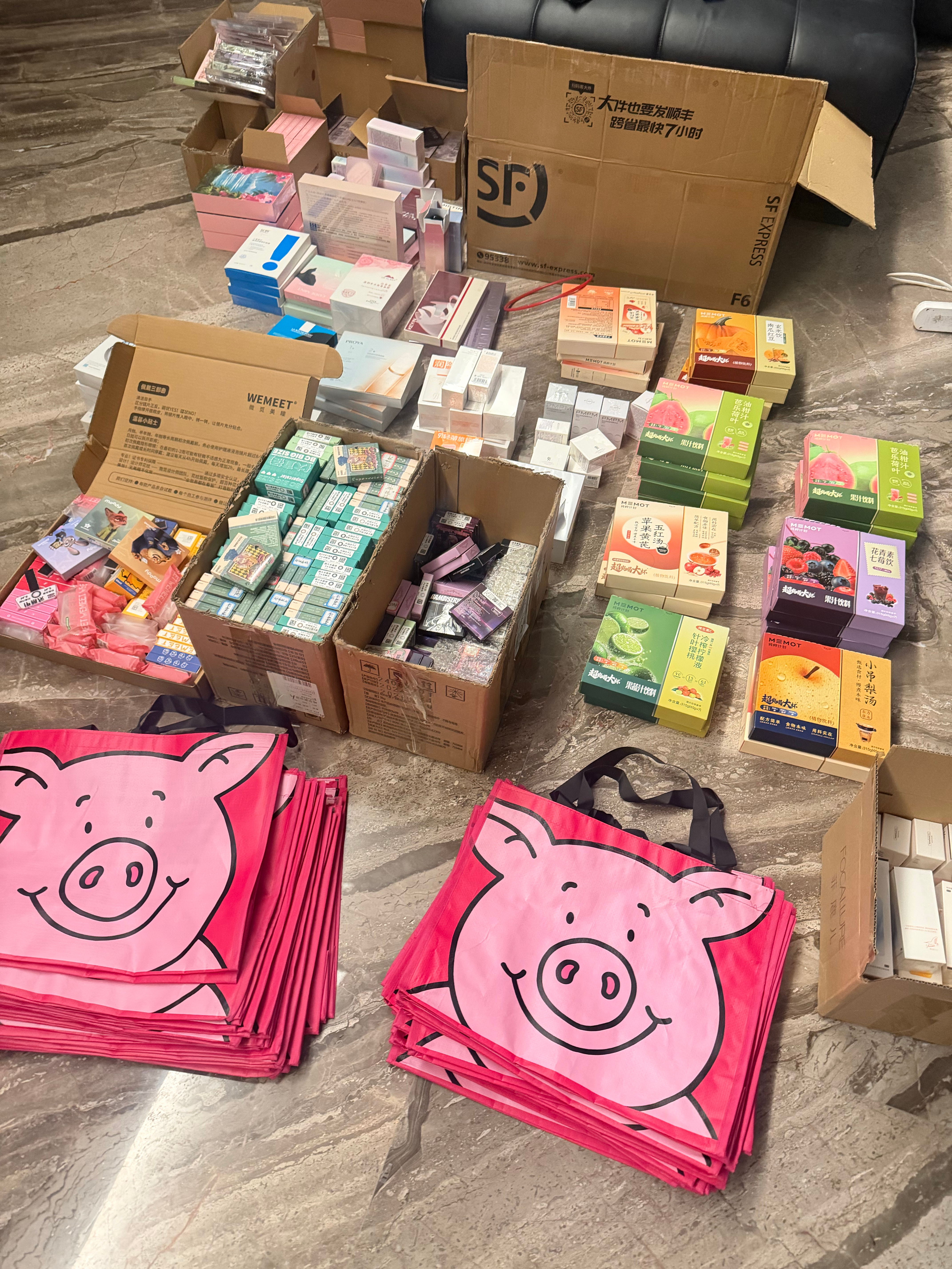 明天回馈粉丝们啦 准备了好多嘻嘻 本来今天播但是状态不好 希望我是开心的时候直播