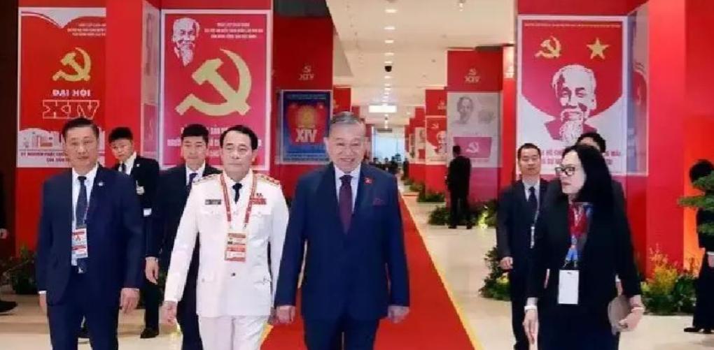 越南这几天开会，范明政那张脸黑得都能拧出水了。镜头扫过他，就没见个笑模样。

为