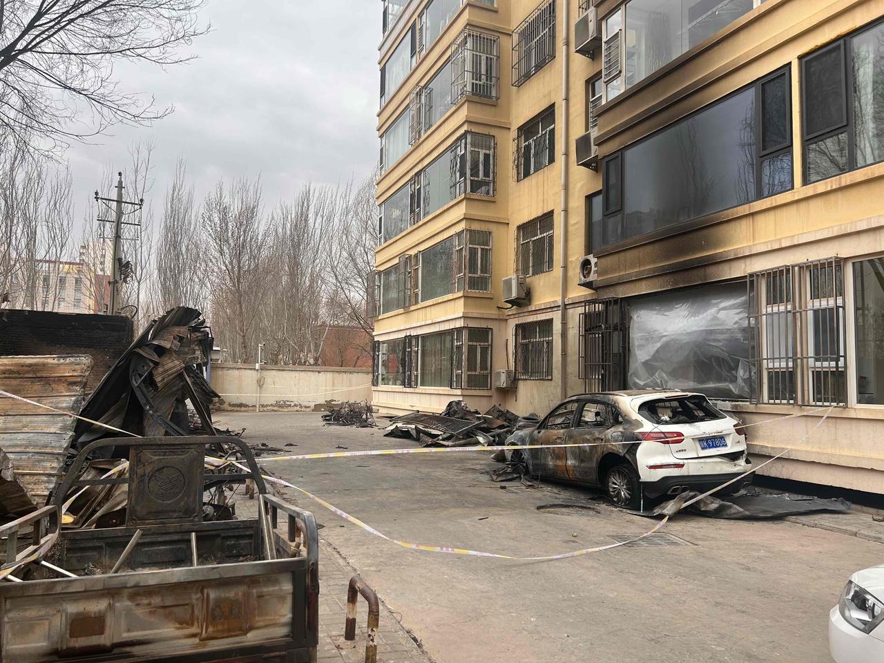 陕北某小区大年三十凌晨突发火灾  “老头看门式物业”彻底暴露安全盲区
     