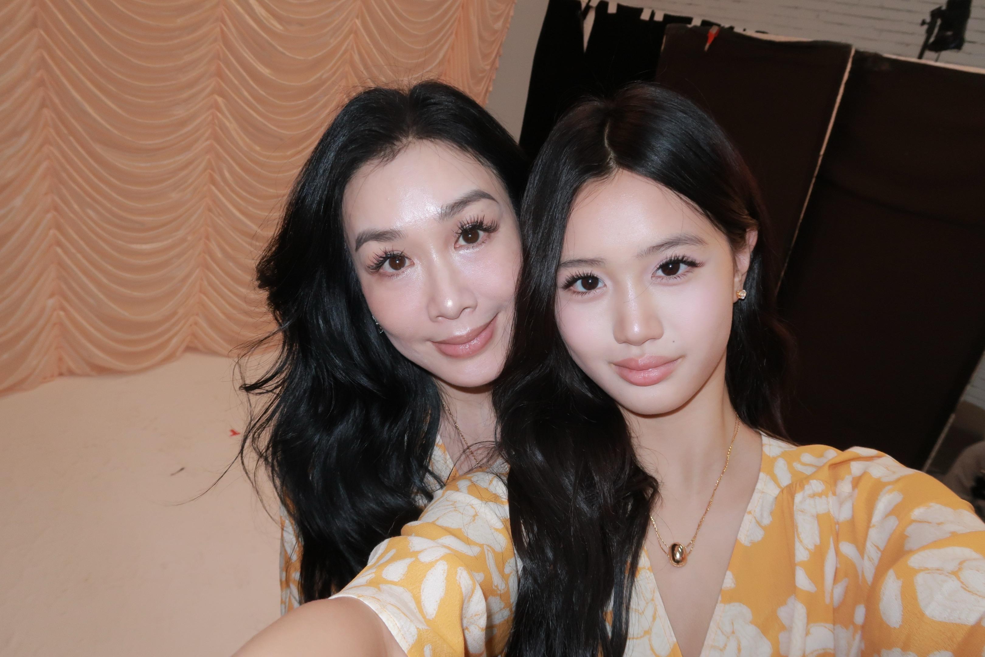 正在尝试新的妆容风格🌺