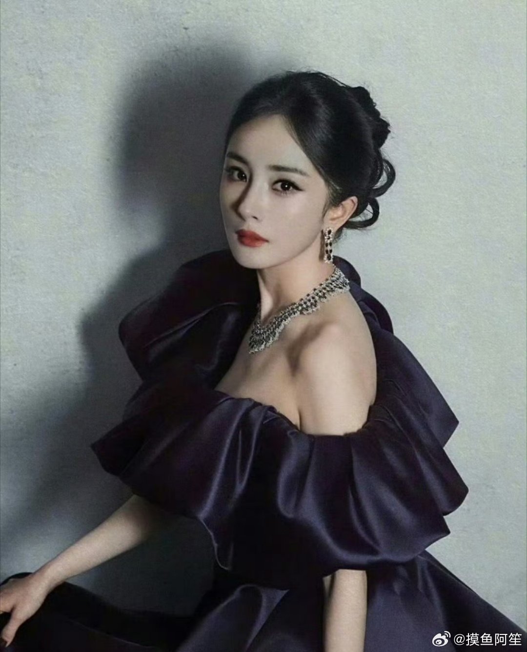 杨幂微博之夜出图，暗紫色大礼服，女帝今日来登基的微博之夜红毯