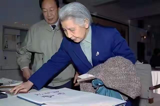 1998年，曾志走到了生命尽头，特意让人把失散半生的两个亲生儿子，接到病床前。一