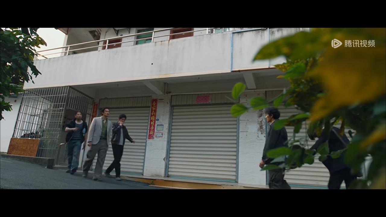 藏锋这白头发的姓陆的老板你根本玩不过这两个人，这两个人胆子特别大，干了两件大事，
