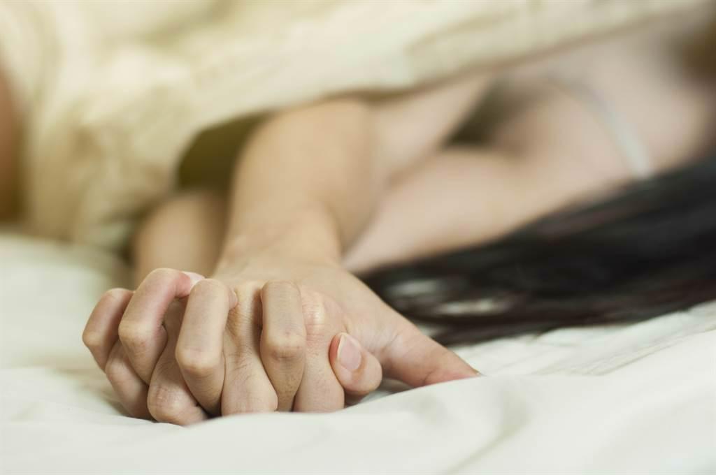 国外一名人妻与丈夫结婚10年，但两人感情却越来越淡，直到8个月前，她竟染上无法治