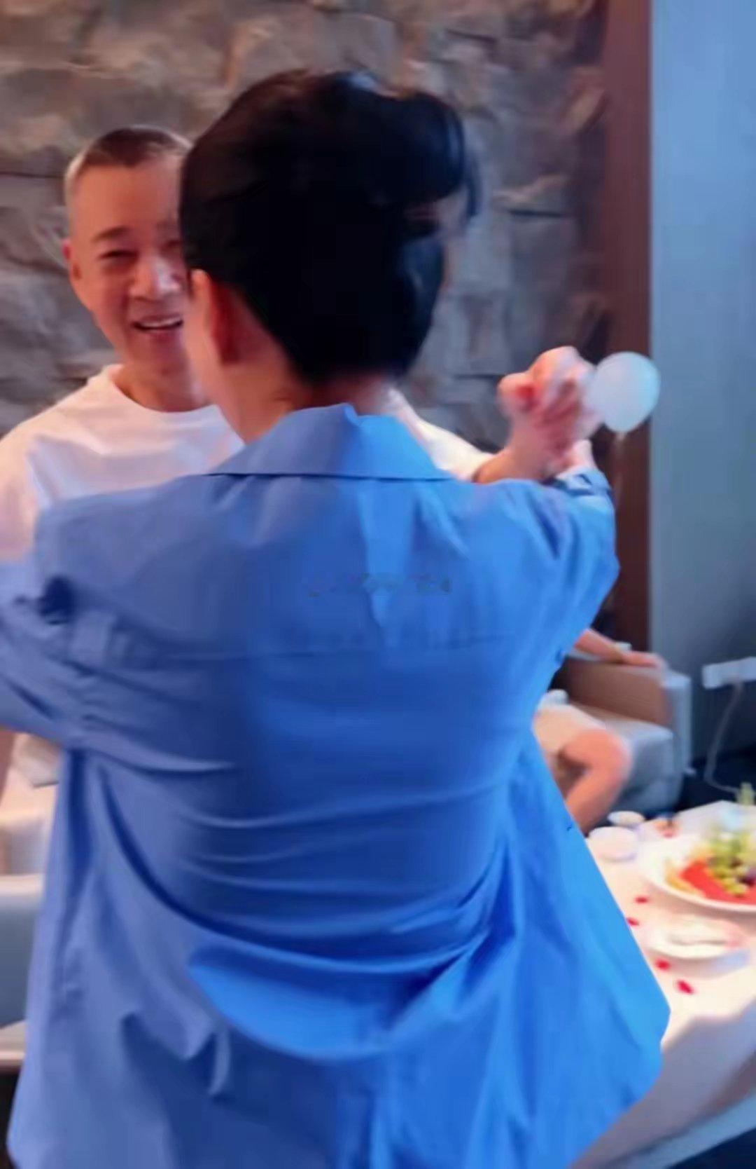 49岁李煜庆祝生日，68岁张丰毅罕见亮相，啜妮和连奕名低调现身！ ​​​