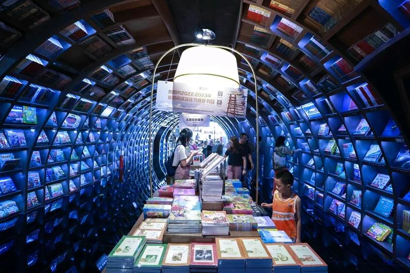 世界、中国和美国都需要进行大规模变革，谁变革得快，谁就将成为未来世界的主宰。
这