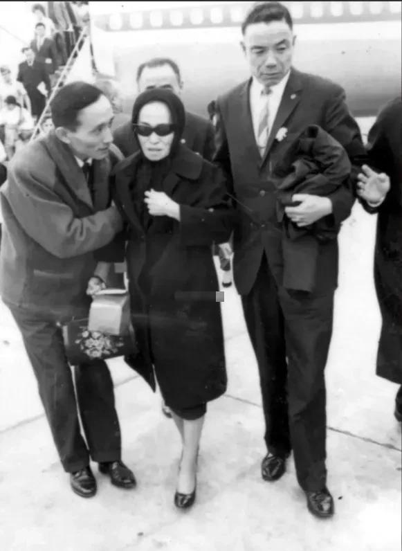 1970年，宁夏王马鸿逵死后，他的骨灰由六姨太赵兰香护送回台湾安葬，其它夫人和子