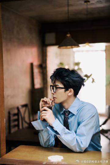 #可爱是朱正廷的统治区##朱正廷黑框眼镜# 朱正廷就是可爱的集大成者，在太原签售