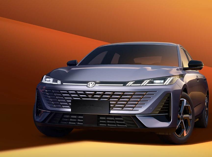 7月31日，第四代长安逸动正式下线。新车外观采用全新的设计风格，大灯造型更长，和