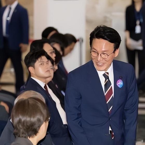韩国前总理掀翻现任党首，执政党迎来新掌门人：李在明手里这张王牌终于落地了。网页链