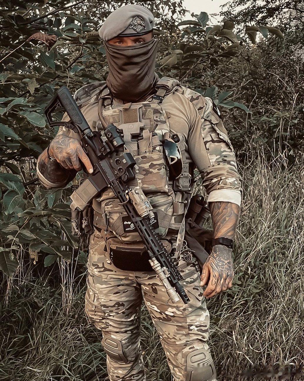 下图是乌克兰第73海上特种作战中心的一名特种兵，单兵装备看着像是拍电影一样，最亮