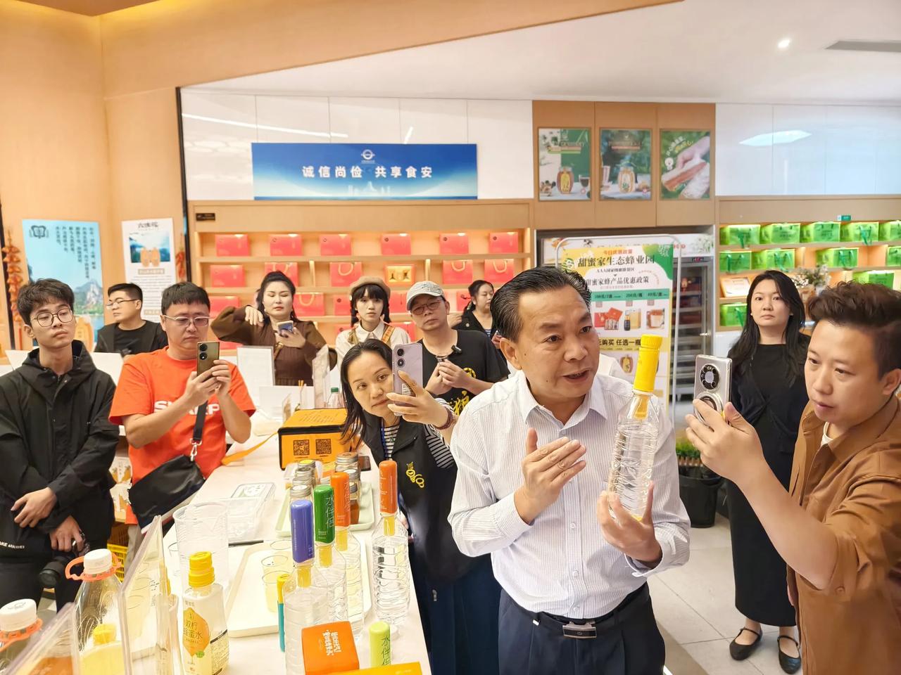 【点赞梧州|秋意浓，到甜蜜家生态蜂业园赴一场甜蜜之约】在这个丰收的季节里，前往梧