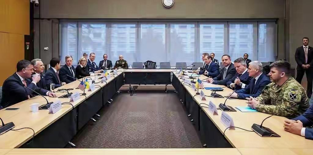 美乌突然握手，太阳打西边出来了！  
双方罕见共同表态：会谈“富有成效”。

要