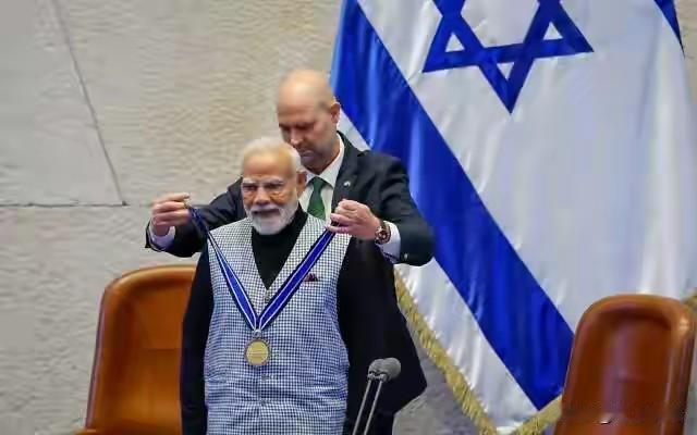 印度为了私利而不顾国际政治的公平公正。印度这是要整个阿拉伯民族定性为敌人了，印度