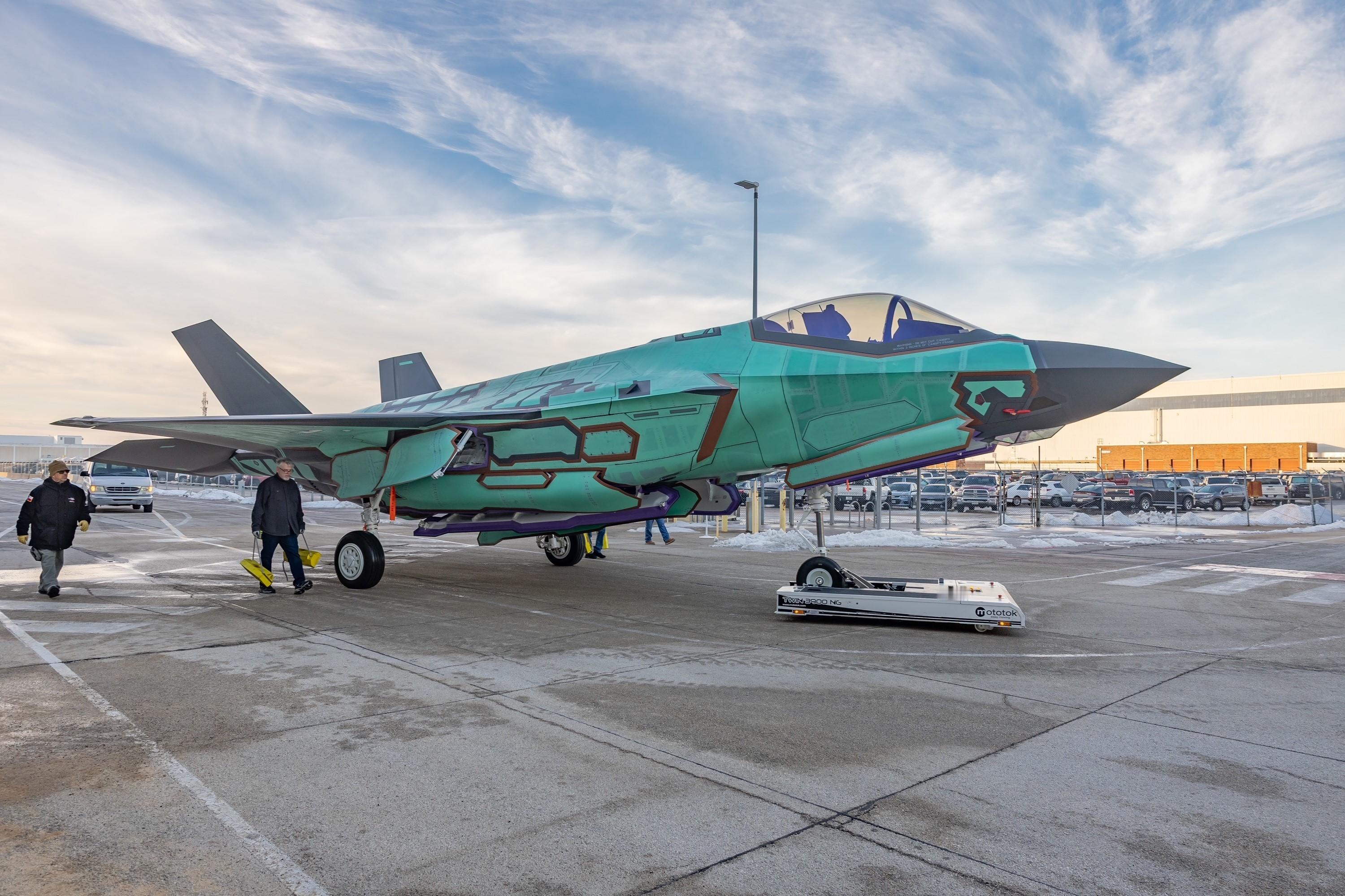 飞扬军事 航空工业洛飞2026年最新下线的两台隐身战斗机，今年是大美建国250周