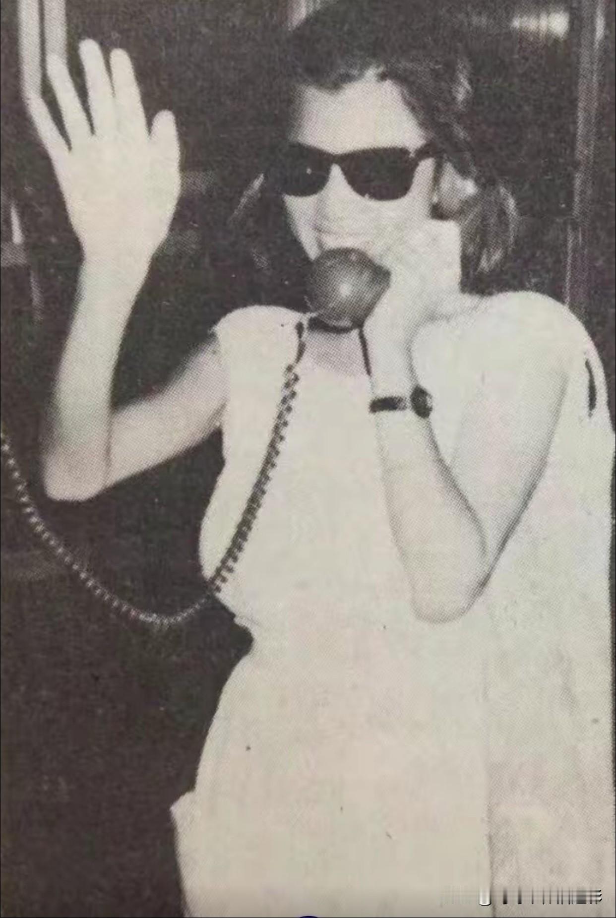 永远的翁美玲🌼
墨镜🕶️也遮不住阿翁的俏
电话夹在肩颈
一只手随意扬起
墨镜