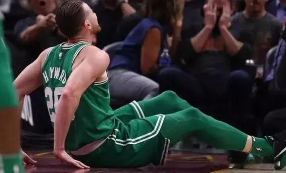 曾经联盟的最强白人，当打之年却黯然退役！

在篮球的舞台上，NBA 就像一个充满