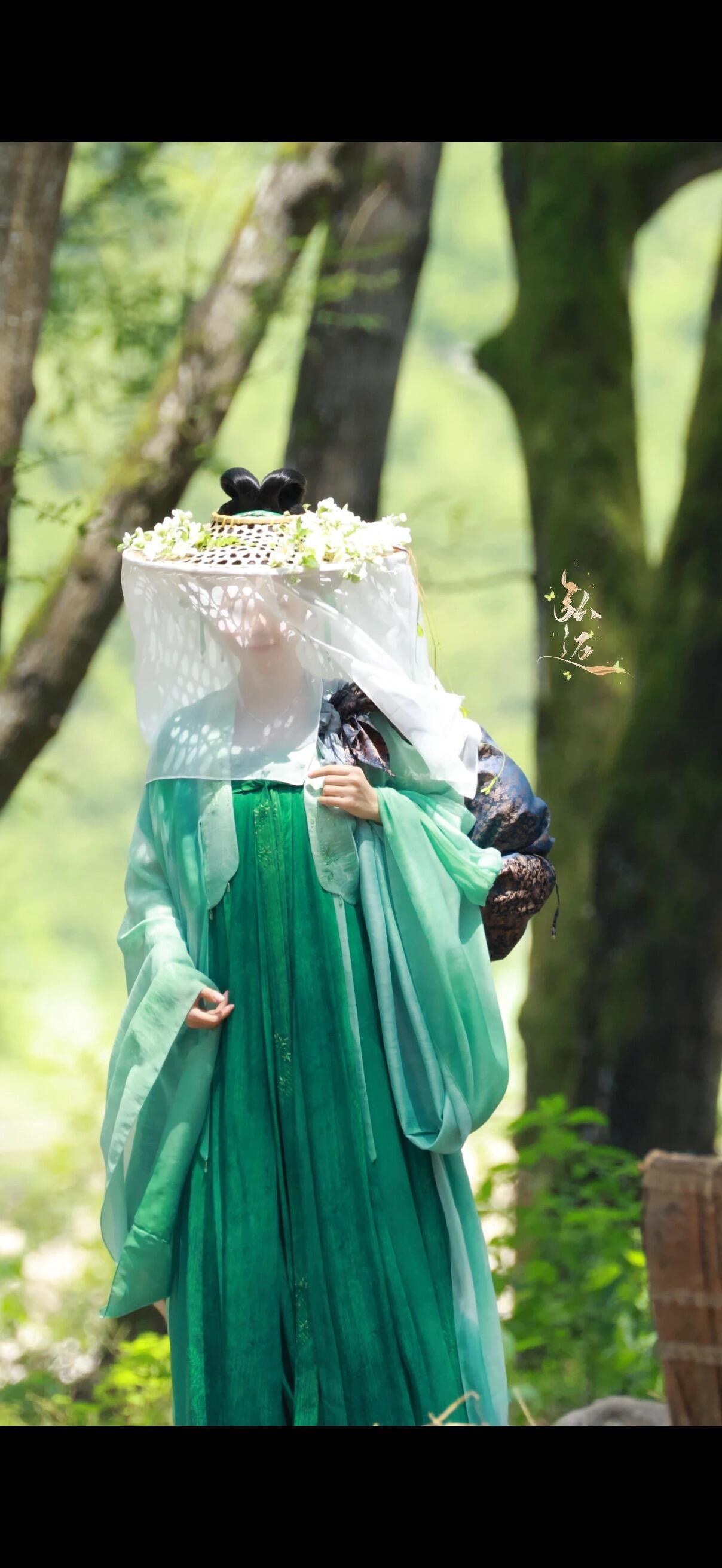 赵今麦楚听雨🍃赵今麦一念江南 赵今麦和绿色系穿搭简直太配了，每一张生图都是绝杀