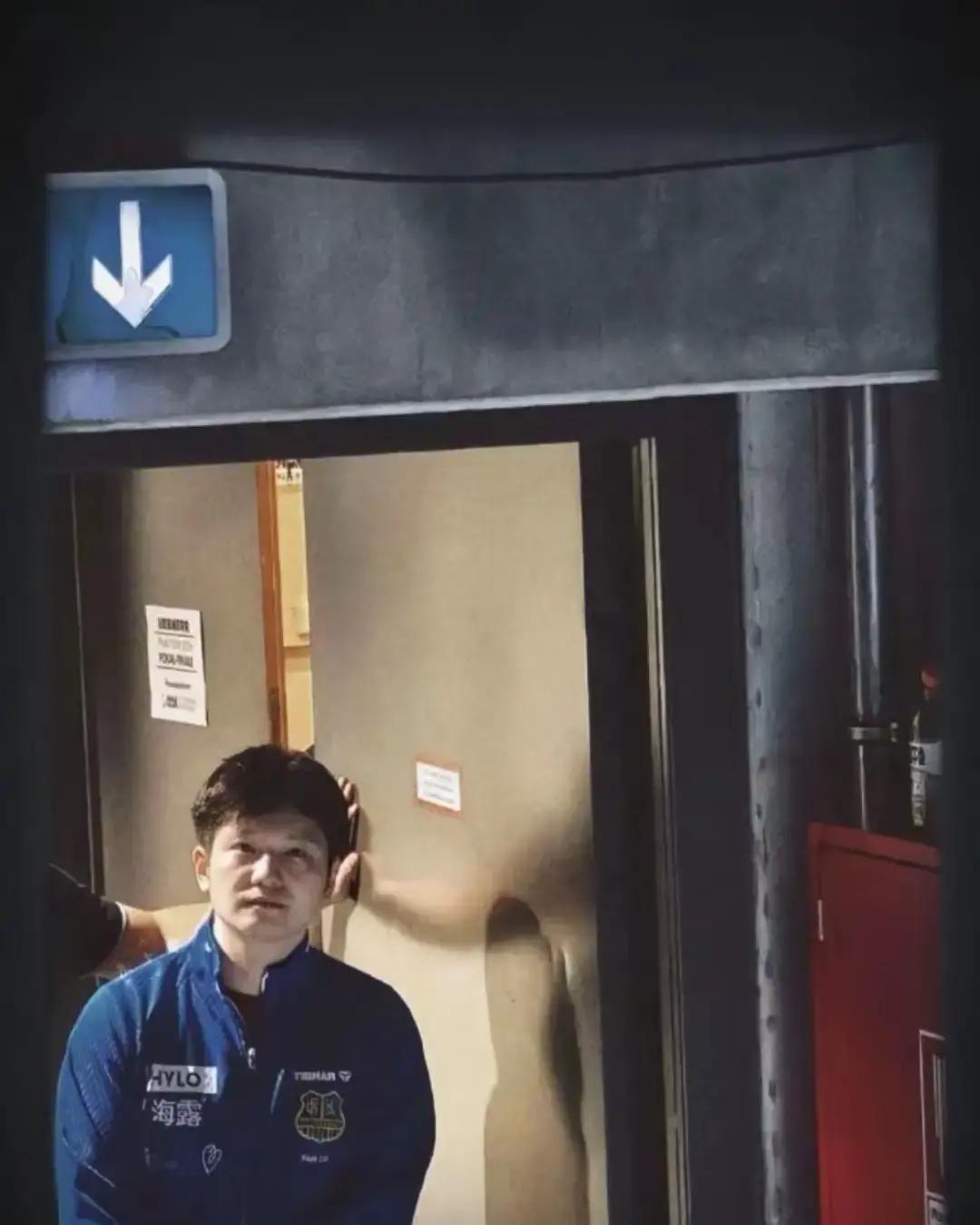 樊振东这次被推到风口浪尖，让我想起小时候看乒乓球。

球桌就摆在巷口水泥地上，谁