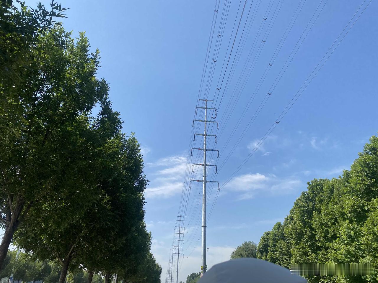 晒图笔记大赛蓝天白云下的空旷街道，静谧而美好。