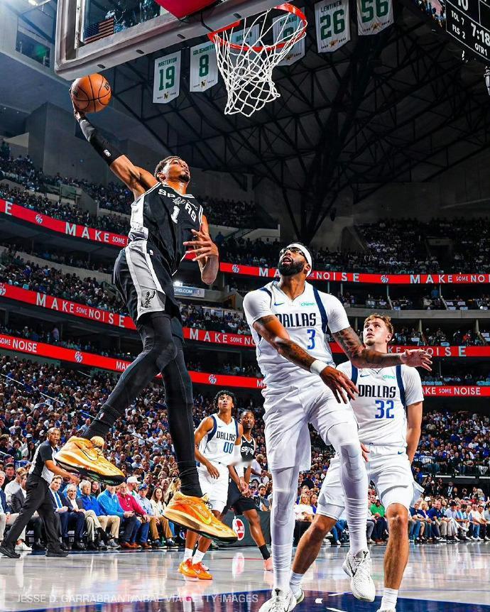 少林武僧文班亚马真的太强了！

在今天的NBA常规赛里马刺客场对阵独行侠的比赛已