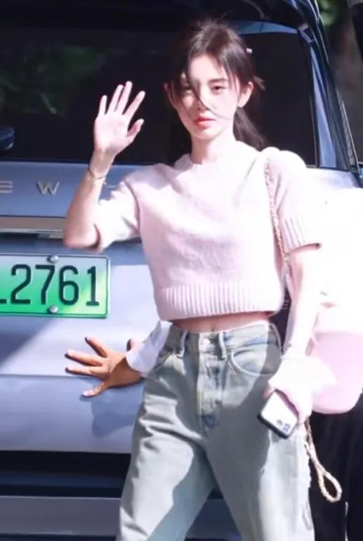 鞠婧祎上海机场被偶遇，发丝顺滑，腰纤细，阳光正好，衬得整个人都在发光。
外形管理
