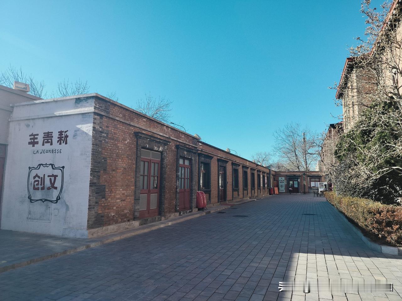 既然英国再推迟批准中方修建新大使馆，那不如找个在华的英国人，让他带大家重复一下上