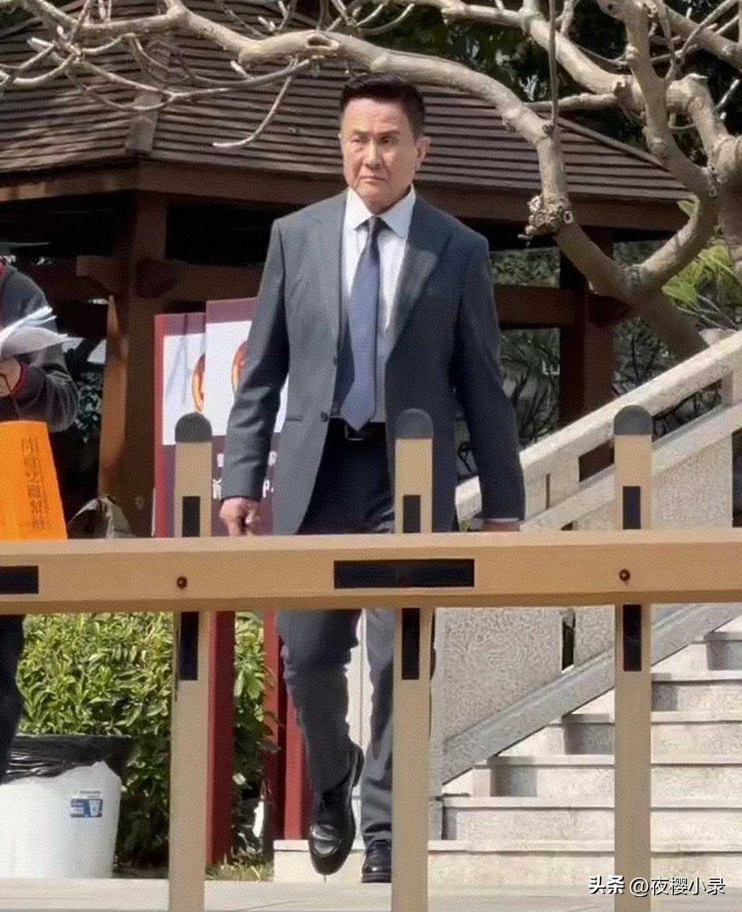 70岁张志坚在路边被偶遇，他穿着西装革履，身材笔挺，头发乌黑，一点看不出是古稀之