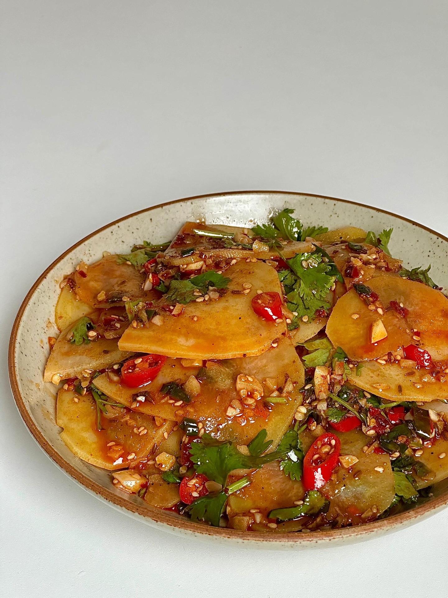 超好吃的凉拌土豆片。🍉食材： 土豆，香菜，小米辣 🍅做法： 调个料...