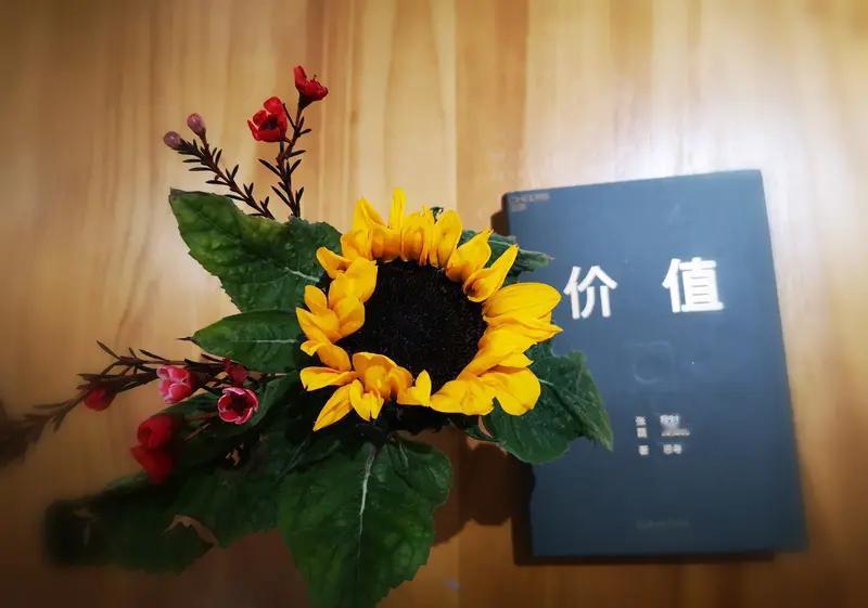 再婚的女人，依然过得很幸福，自己有钱，情商又高

有自己的想法
很会说话

这样