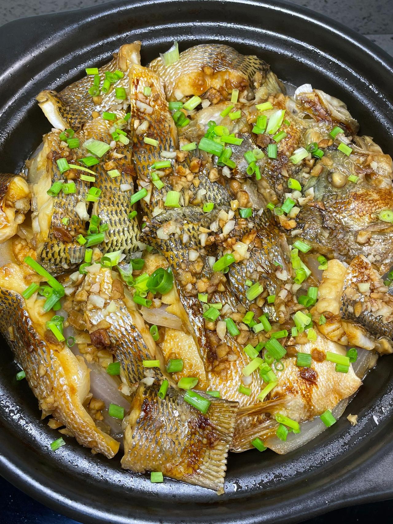 我妈做的拿手菜！！好吃到
豆腐鲈鱼煲！梦中情鱼！泰泰泰鲜了！
豆腐吸满了汤汁，非