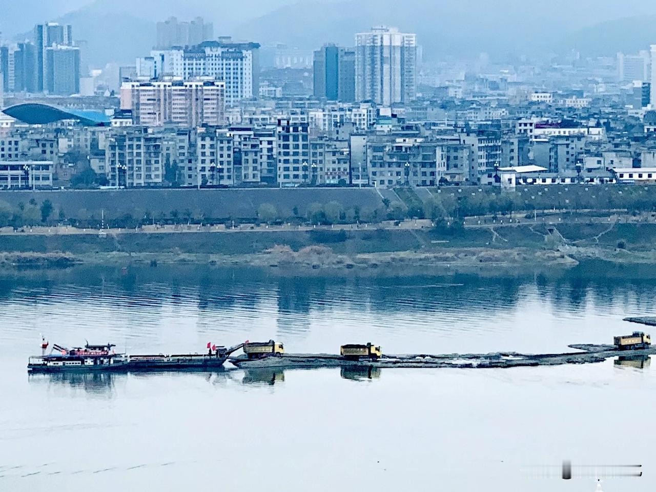 河上轻舟行，江边楼阁远。