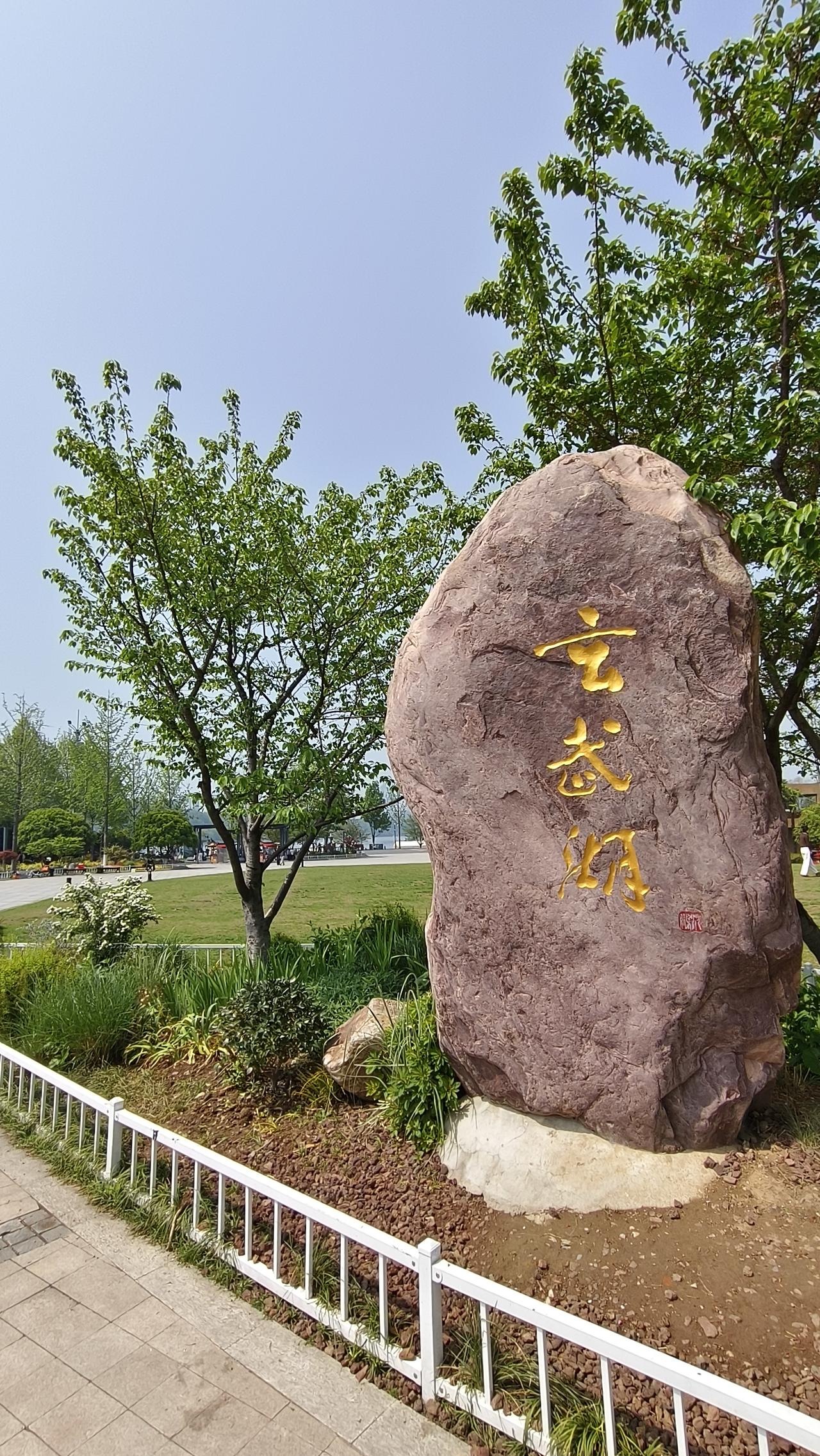 《南京吃货们+外地游客朋友：跟着“小店大会”去逛吃吧》
      4月10日在