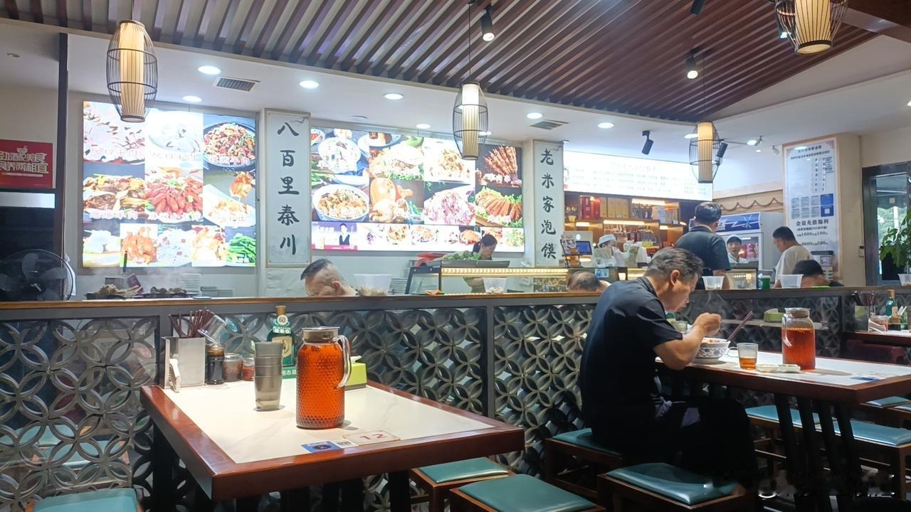 西安泡馍哪家强，南阳路上老米家。
郑州是一座饮食融合的城市，郑州人啥都吃，从新疆