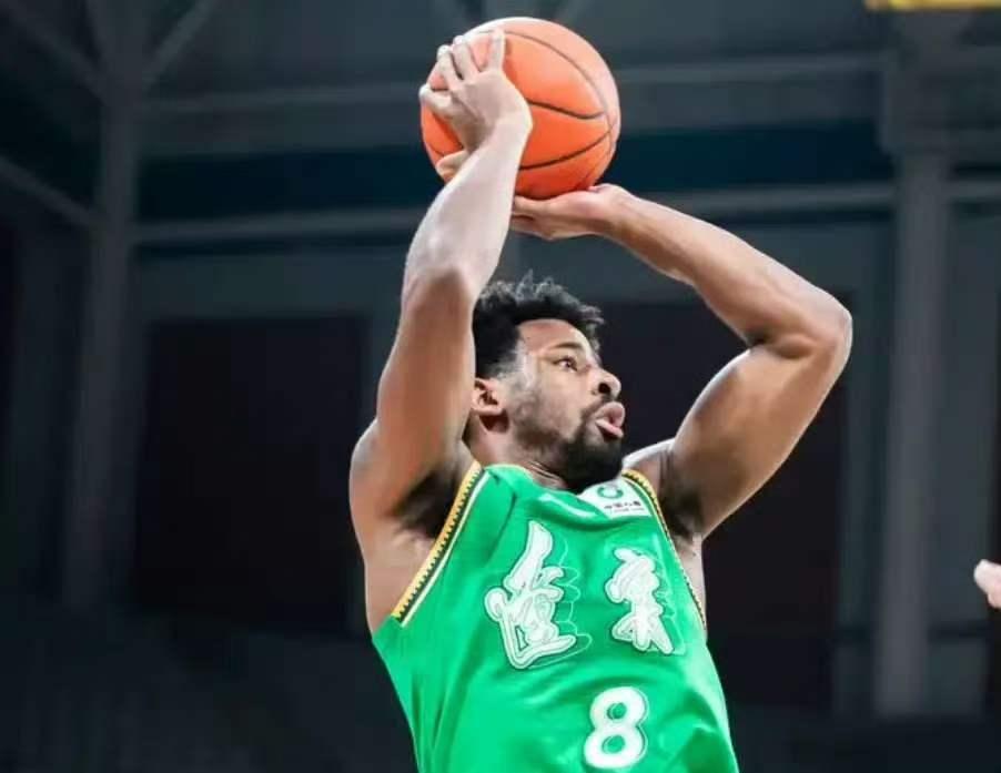 辽宁队外援布罗金顿其实是非常可惜的球员。2022年NBA选秀大会前，他是有次轮中