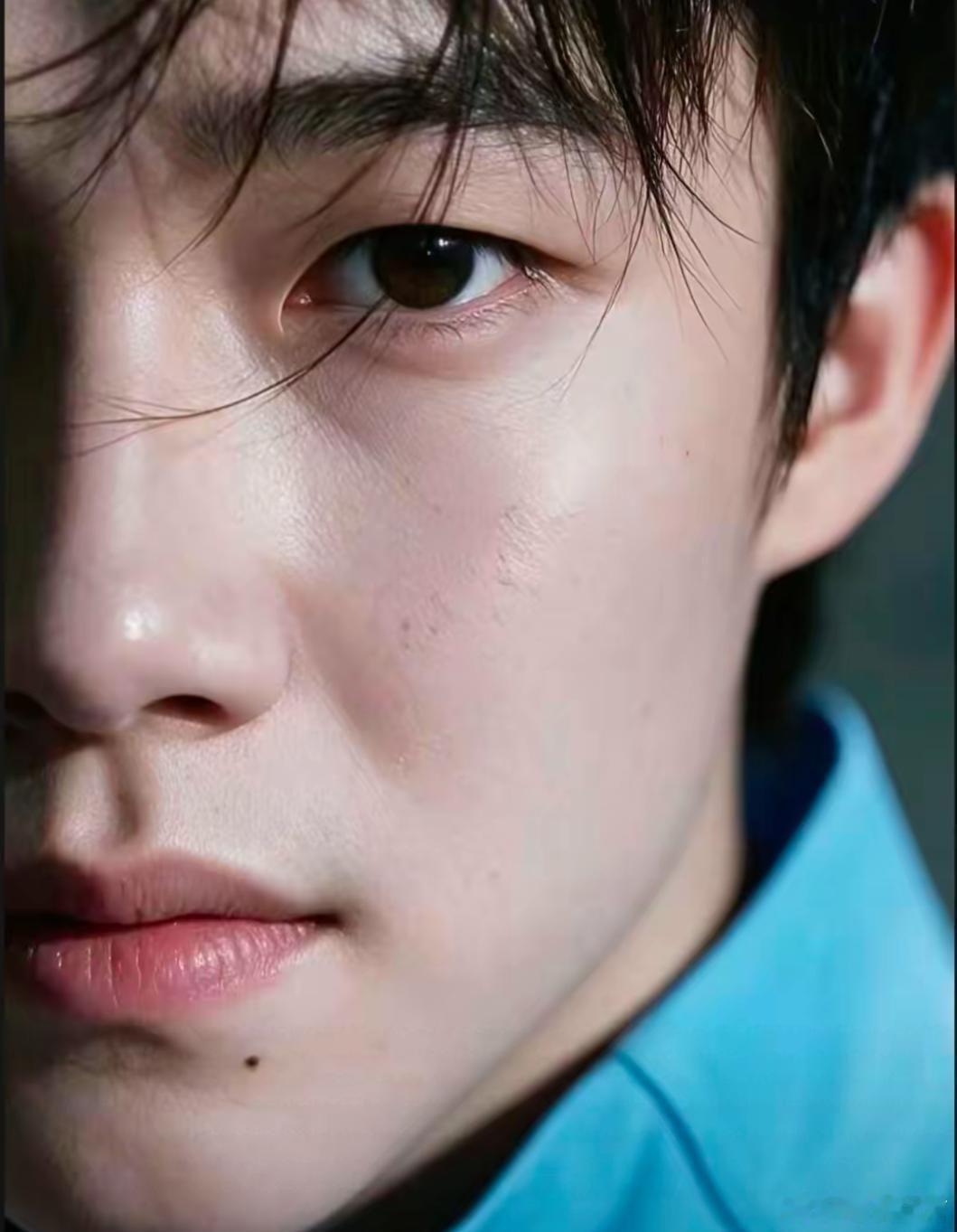 没错，这双眼睛里都是他小心翼翼隐藏的情绪！少年极力隐藏心事！却忘了眼睛会说话！他