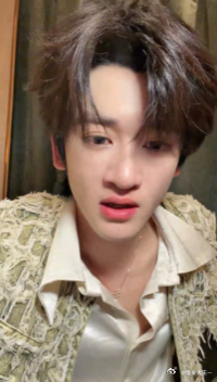 邓佳鑫直播 谁懂啊，邓佳鑫一开口就惊艳，直播里的歌声比录音还好听，清唱都特别有感