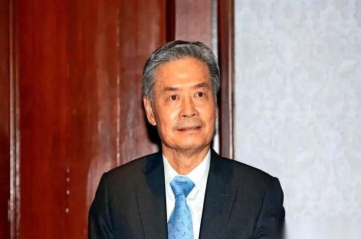 啧，这戏演的。
一上来就咋咋呼呼要告人，还要特地拉个大旗，说自己是“奉命”来的。