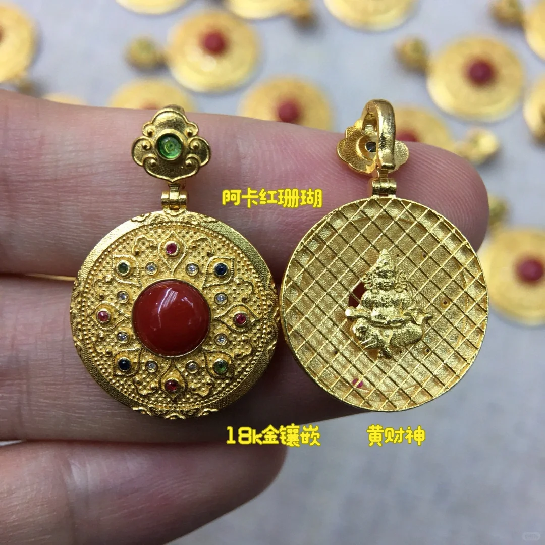 【阿卡圆面18k金吊坠】 品相干净，细节如图 18k金精工镶嵌，背后图案为黄财神