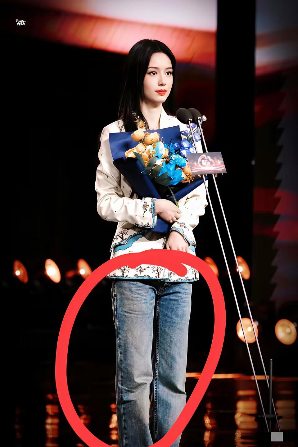 周也穿牛仔裤领奖这波，直接把内娱的“内卷”撕了道口子
 
红毯上的高定还没脱热，